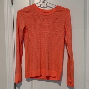 Lulu lemon long sleeve shirt. Waist length. Loose fit. Size 4. Good as new.